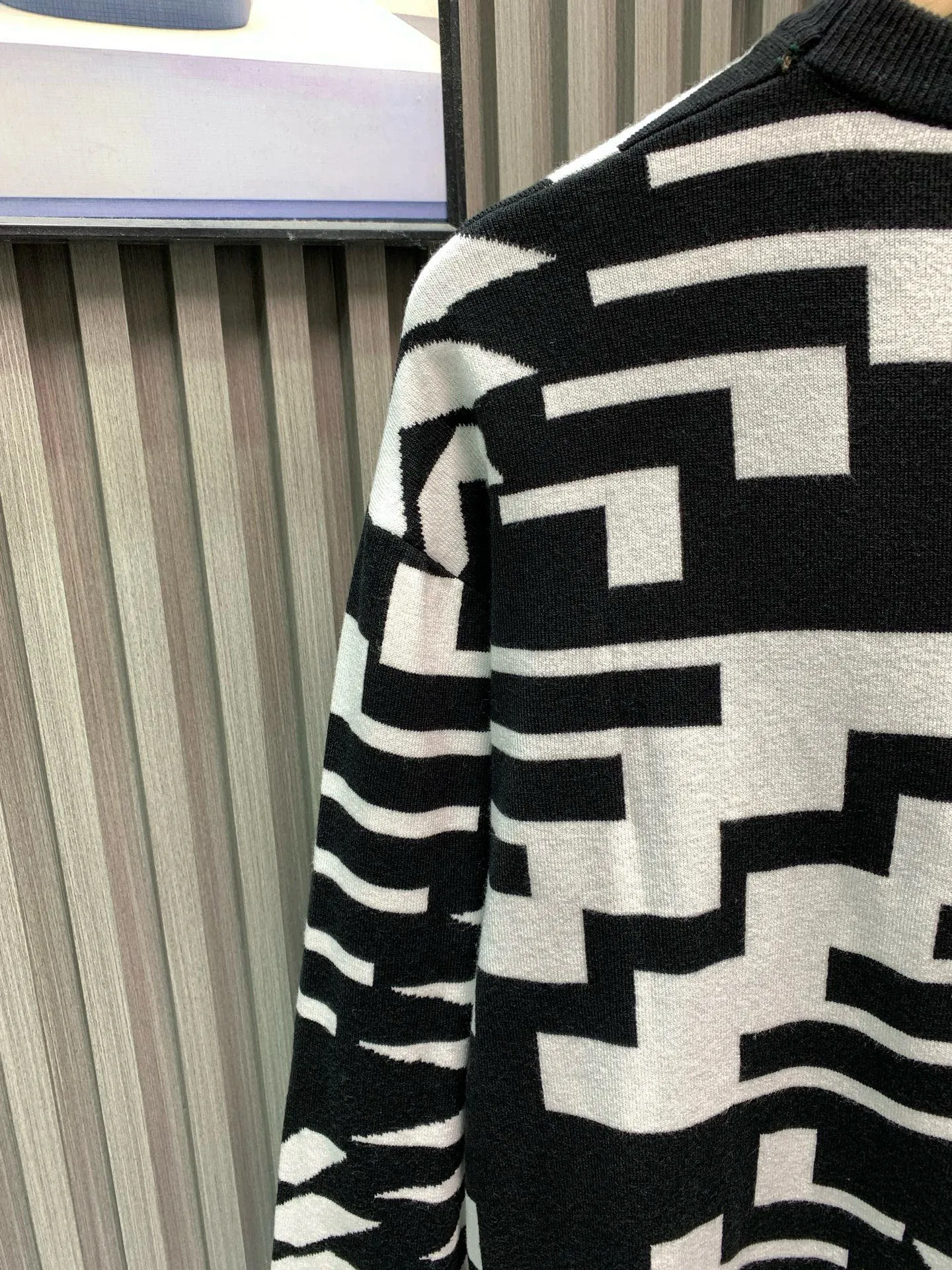 🅿️360 🀄️ Louis Vuitton 1v 2025 new jacquard knitted wool pullover ⚠️The original internal price is 15600 purchased💰 This style is made of 50 wool 50 polyamide fiber 26-count double-ply blended yarn and is dyed blue and red on the board. The flowers are manually counted by the painter and then finely modified. It adopts imported 12-knitting machine full-piece cylindrical jacquard and 3-color cylindrical hanging jacquard process. It takes 380 minutes. Special wool washing process makes the fabric texture softer and more delicate. The velvet feel has warmth and affinity. The touch is self-evident. There is no thorny feeling when worn next to the body. It has excellent thermal insulation coefficient and does not deform. Same style for men and women.